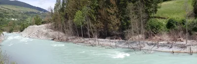le lac a disparu mais des débris restent : débarquer entre les 2 ponts !